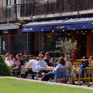 ☀️ 36 graden? Vermijd de zon, niet het terras. 

Bij Goos zit je koel én gezellig. Schaduw, drankjes en de beste vibe van Amsterdam wachten op je. Tot zo?

#TerrasTijd #Koel #ZomerInAmsterdam #CafeGoos #Terrasleven #SchaduwEnDrankjes #HittegolfTips #Borreltijd #Zomerplezier #AmsterdamHotspot